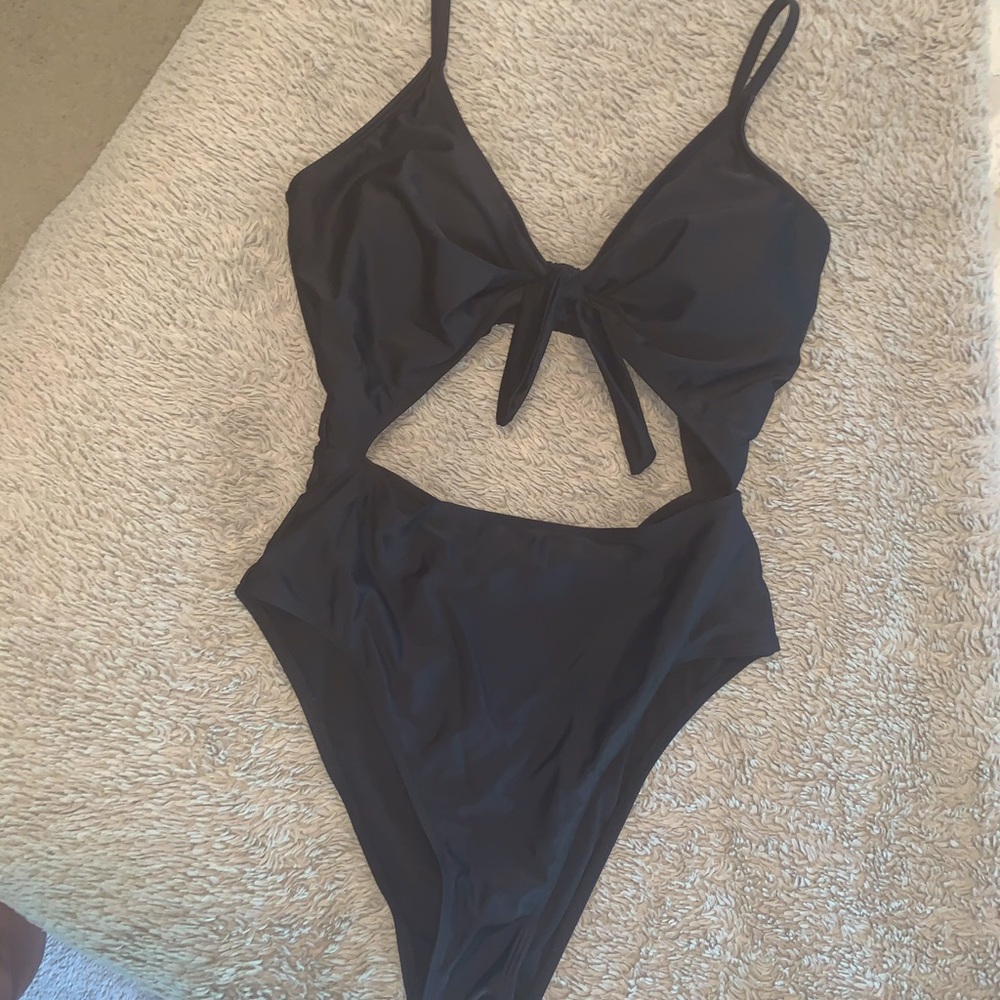 Super cute swimsuit!